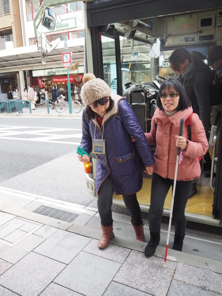 バスから降りる際の様子