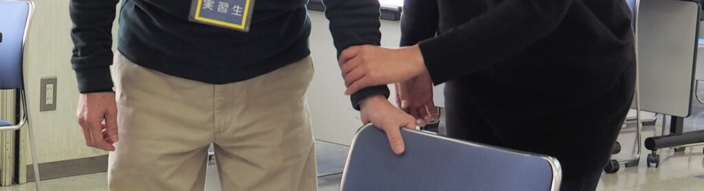 椅子に案内する様子