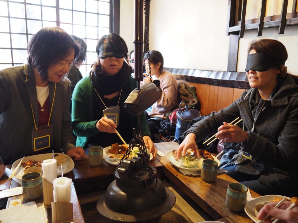 アイマスクをして食事を摂る様子