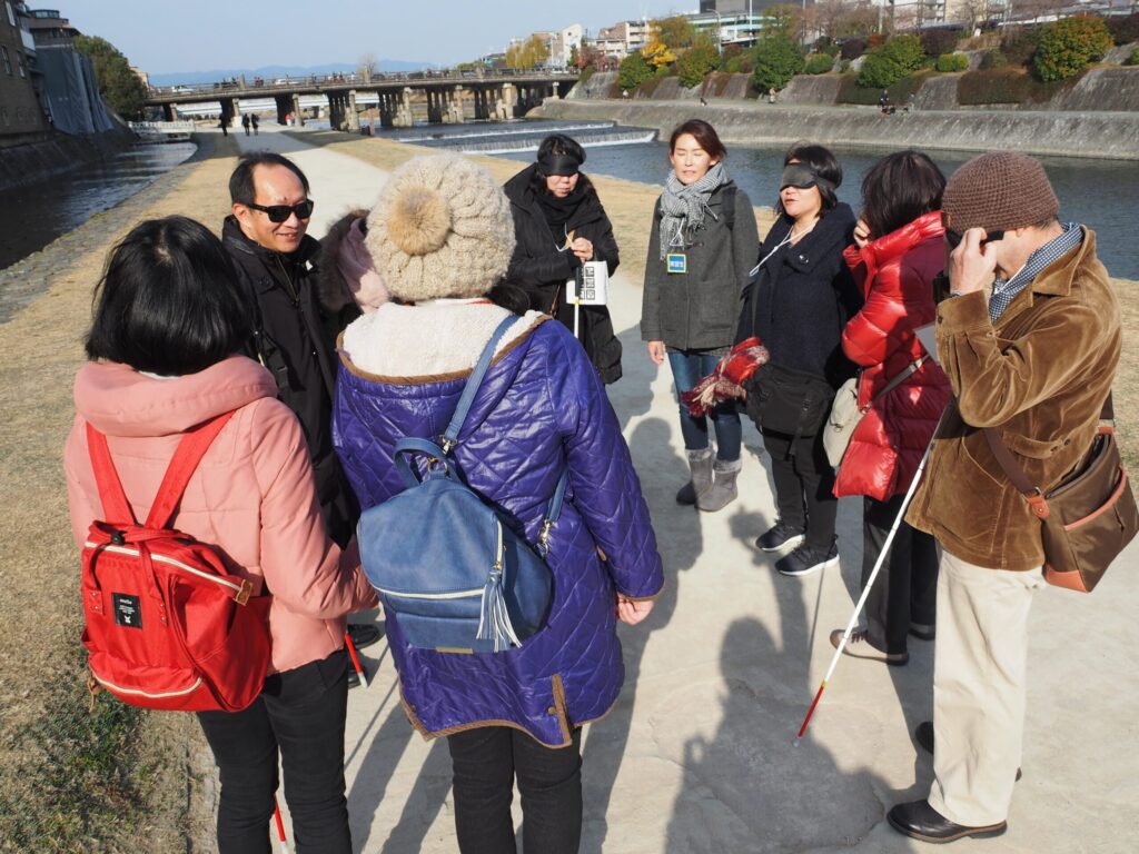 河原の道を歩く様子