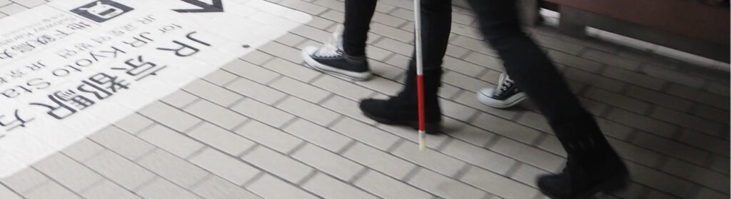 駅構内をガイドする様子