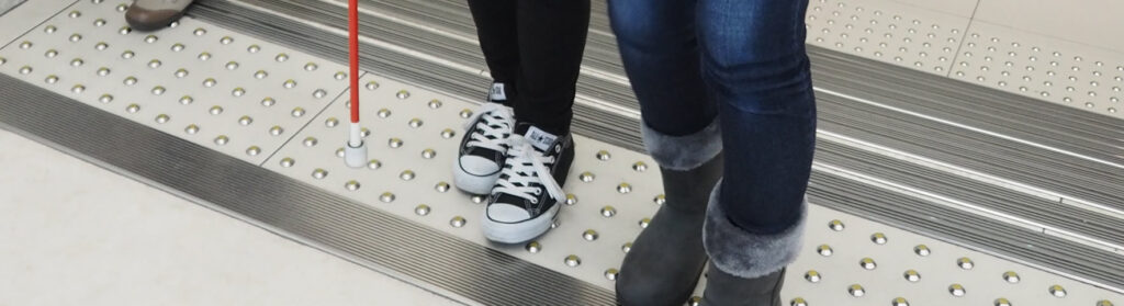 階段をガイドする様子