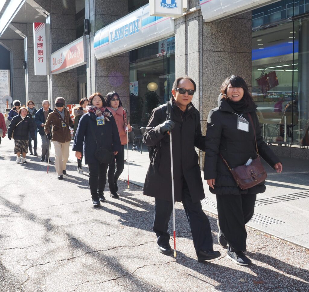街に出て実習を行う様子