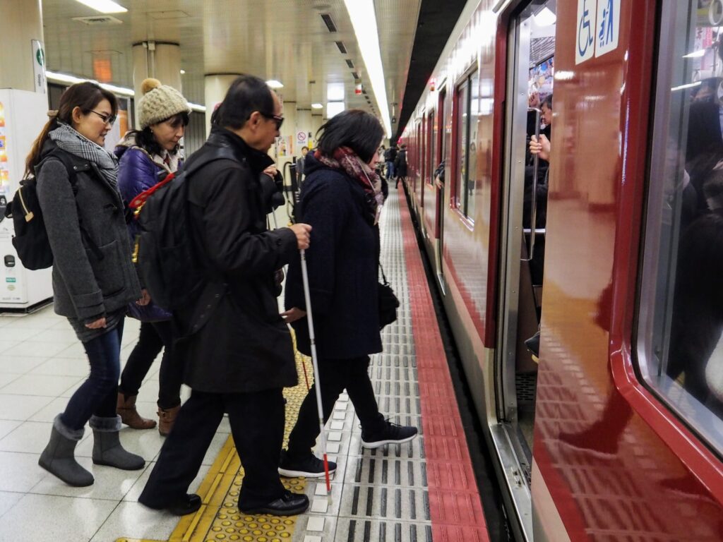 電車に乗車する際の様子
