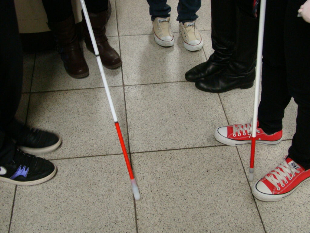 白杖を使う様子